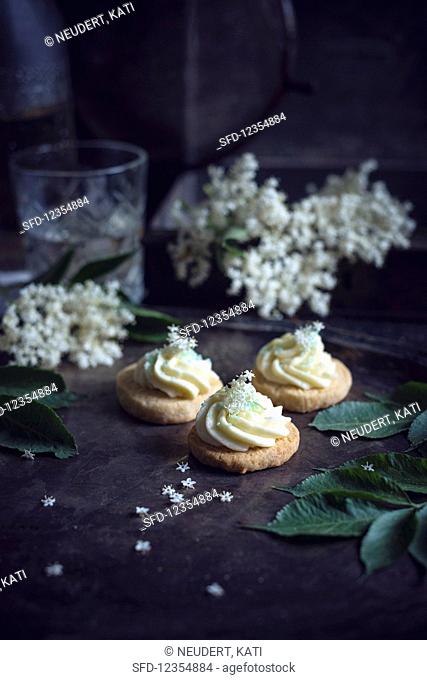 Orange biscuits with elderberry cream (vegan)