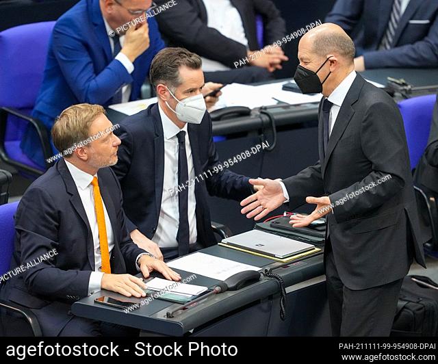 11 November 2021, Berlin: Olaf Scholz (r), SPD candidate for Chancellor and Federal Minister of Finance, talks to Christian Lindner