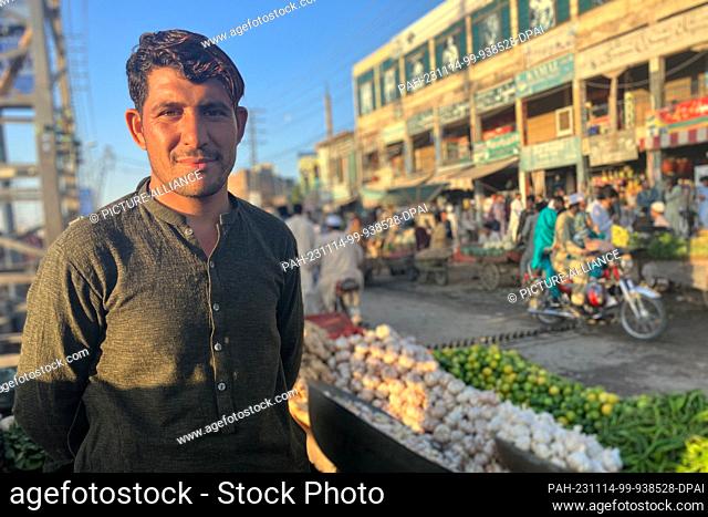 10 November 2023, Pakistan, in Peschawar: Greengrocer Kamran Khan lives as an Afghan refugee in the city of Peshwar. He is registered in Pakistan