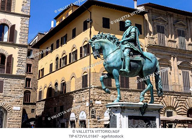 Italy, Tuscany, Florence, Piazza della Signoria, statue of Grand Duke Cosimo I