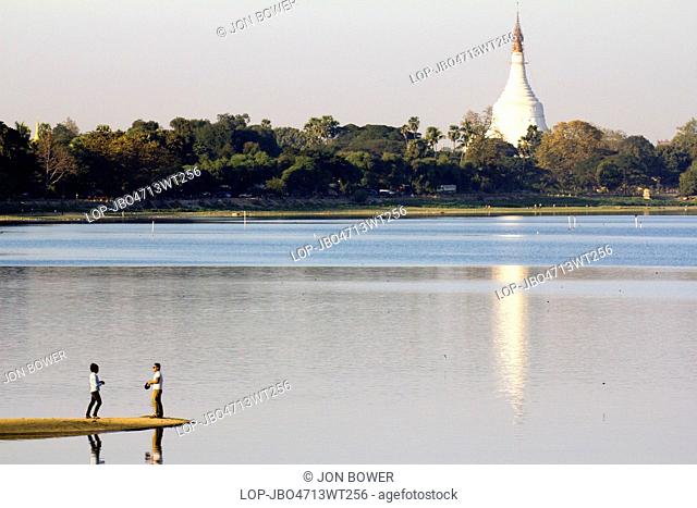 Myanmar, Mandalay, Lake Taungthaman. Taking a snap by Taungthaman Lake in Myanmar
