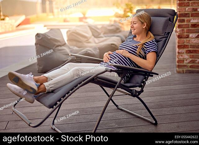 resting, deck chair, pregnancy