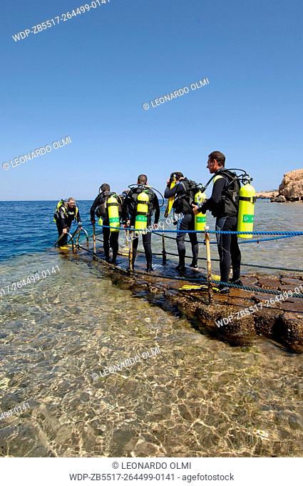 Egypt, Sharm el Sheik, Club Reef Resort, divers on barrier reef