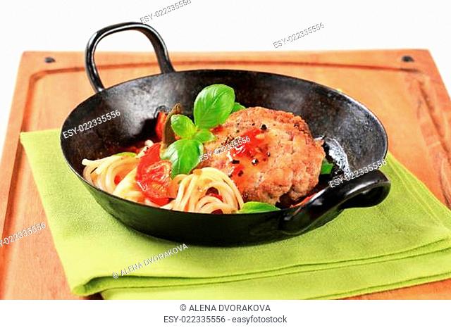 Meat patty with tomatoes and spaghetti