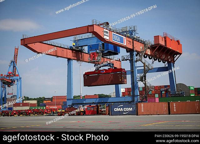 22 June 2023, Hamburg: Container loading at the Container Terminal Burchardkai of Hamburger Hafen und Logistik AG (HHLA)