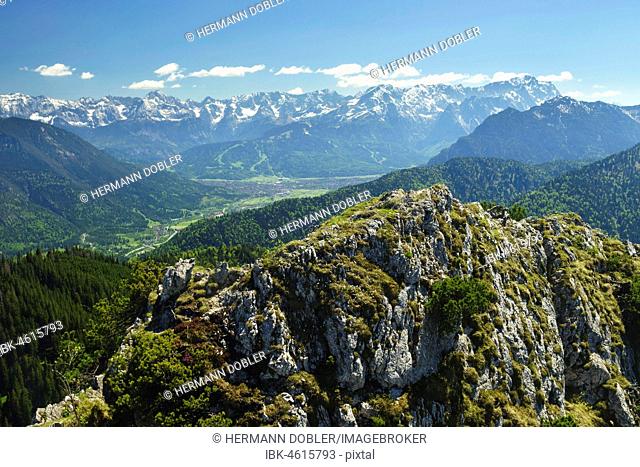 Wetterstein range with three-port peak, Alpspitze, Jubiläumsgrat and Zugspitze, von der Ettaler Mandl, Oberammergau, Oberbayern, Bavaria, Germany