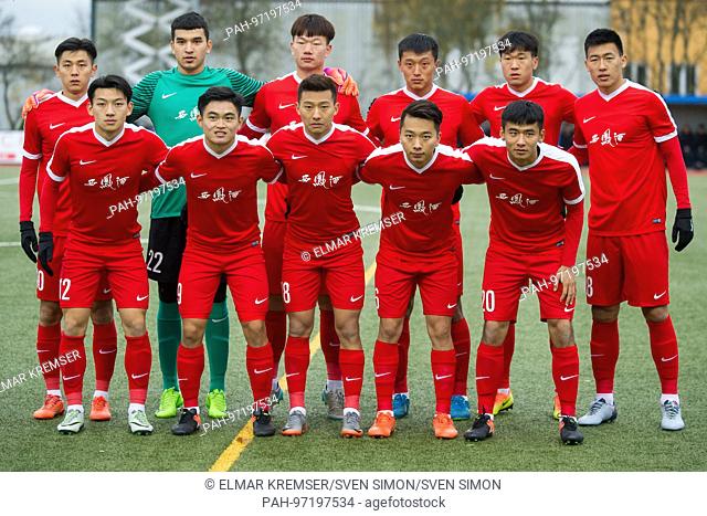 Mannschaftsfoto der chinesischen Mannschaft, Gruppenbild, Fussball Regionalliga Suedwest, Freundschaftsspiel, TSV Schott Mainz (Schott) - China U20 (CHN), am 18