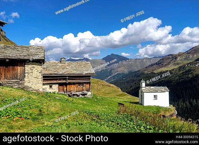 Die Alp Frunt mit ihrer Kapelle St. Anna, dahinter der Piz Tomül oder Wissasteihora, Valser Tal, Zervreila-Region, Graubünden. (no property-release)