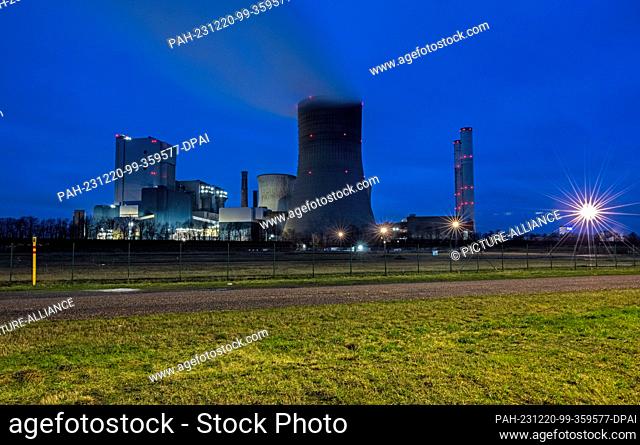20 December 2023, North Rhine-Westphalia, Niederaußem: Steam rises into the morning sky from RWE Power AG's Niederaussem power plant