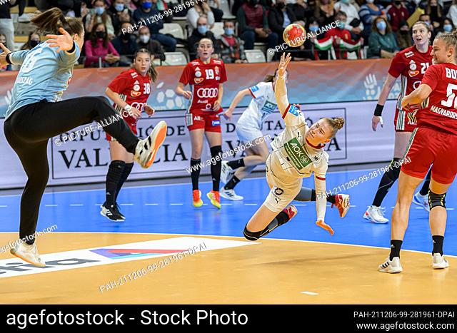 06 December 2021, Spain, Lliria: Handball, Women: World Cup, Germany - Hungary, Preliminary Round, Group E, Matchday 3: Meike Schmelzer (M) of Germany throws at...
