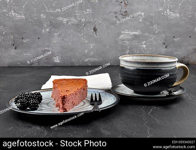 Quarkkuchen mit Brombeeren auf Schiefer - Cheesecake with blackberry on shale