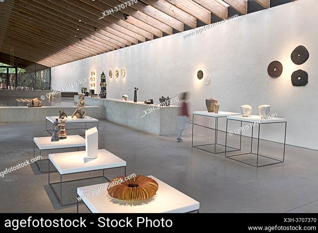 Salle d'exposition du Centre de ceramique contemporaine, Village de La Borne, departement du Cher, Province du Berry, region Centre-Val de Loire