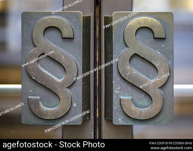 18 September 2023, North Rhine-Westphalia, Bonn: View of the Regional Court in Bonn with paragraphs as door handles. A trial for particularly serious tax...