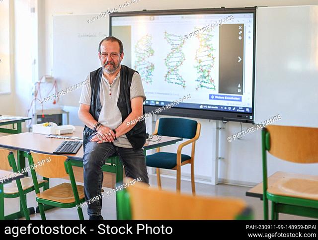 PRODUCTION - 07 September 2023, Saxony, Mittweida: Matthias Möbius, principal of the Johann Gottlieb Fichte School, teaches biology online in an empty classroom