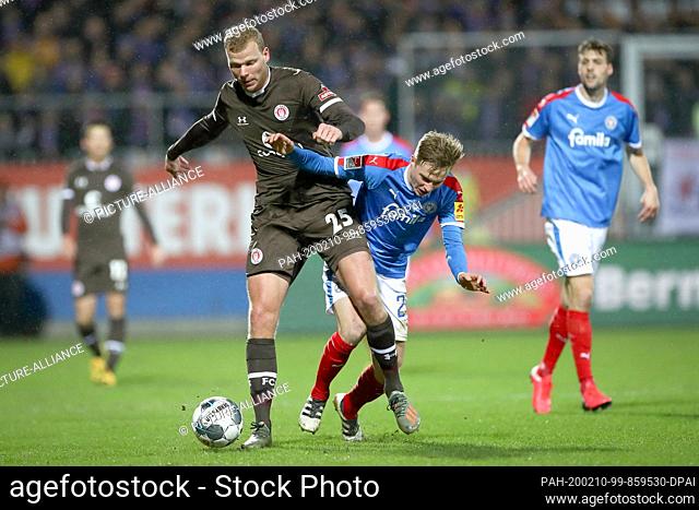 10 February 2020, Schleswig-Holstein, Kiel: Football: 2nd Bundesliga, 21st matchday, Holstein Kiel - FC St. Pauli in the Holstein Stadium