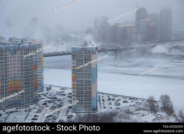 RUSSIA, NOVOSIBIRSK - DECEMBER 8, 2023: A view of residential buildings and Dimitrovsky Bridge across the Ob River in Leninsky District as severe frost hits the...