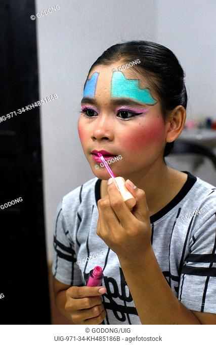 Phare Ponleu Selpak. Make-up before a performance in Battambang