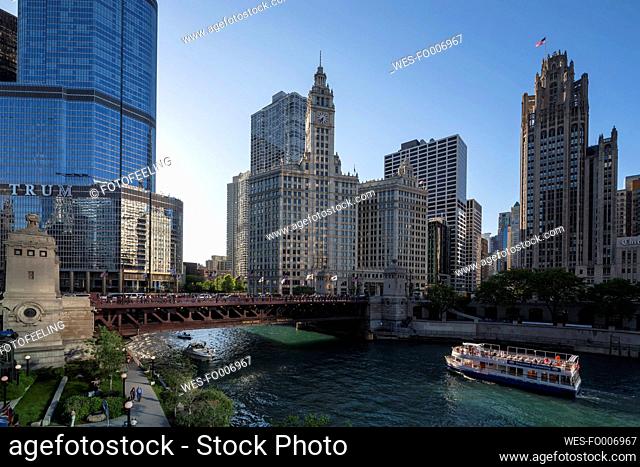 USA, Illinois, Chicago, Tourboat on Chicago River