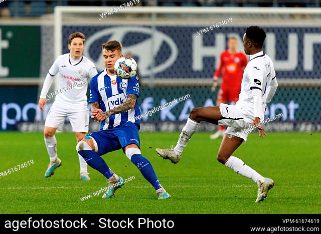 Gent's Kamil Piatkowski and Anderlecht's Moussa N'Diaye fight for the ball during a soccer match between KAA Gent and RSC Anderlecht