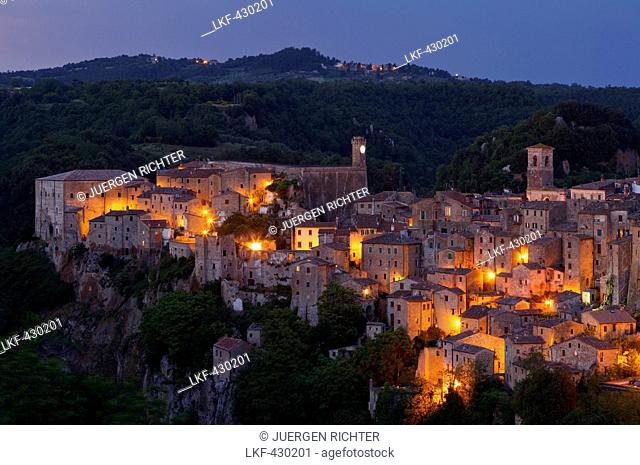 Sorano, an ancient medieval hill town in the evening light, province of Grosseto, province of Grosseto, Tuscany, Italy, Europe