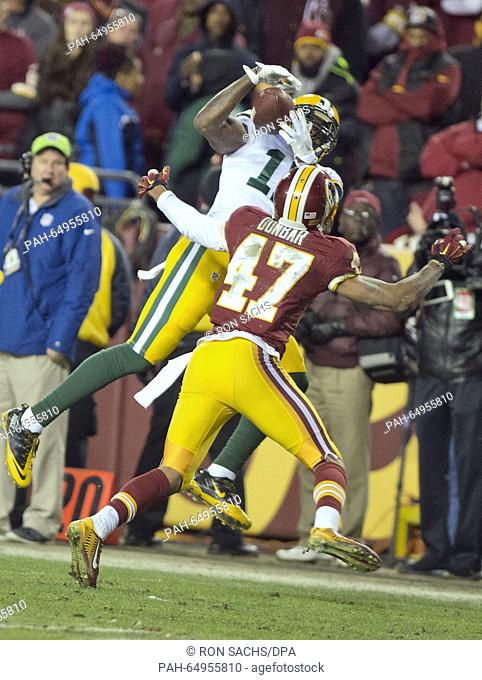 Green Bay Packers wide receiver Davante Adams (17) makes a catch over Washington Redskins cornerback Quinton Dunbar (47) in second quarter action during an NFC...