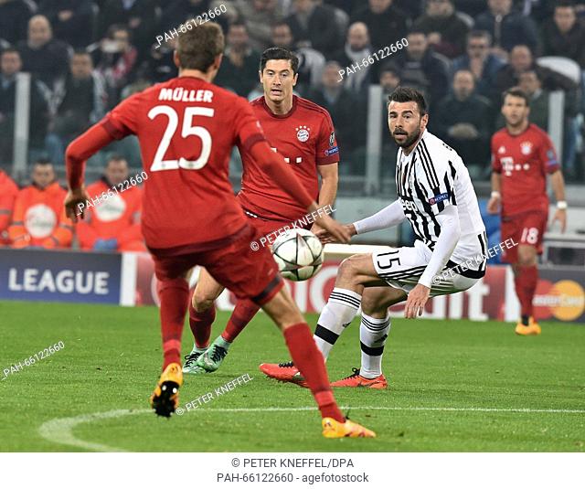 Munich's Thomas Mueller (L-R) and Robert Lewandowski vie for the ball with Juve's Andrea Barzagli during the UEFA Champions League round of 16 first leg soccer...