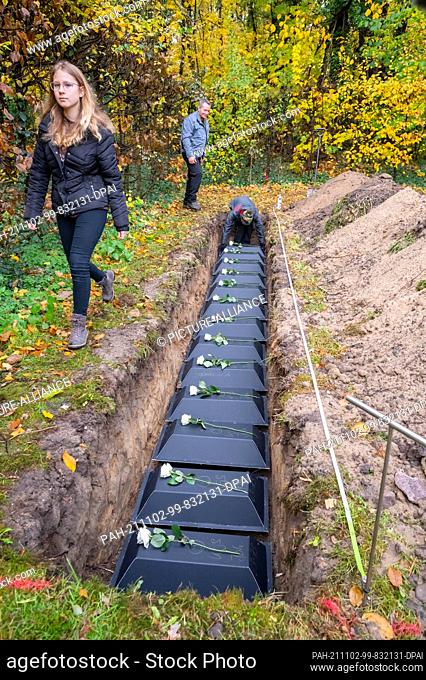 02 November 2021, Saxony, Dresden: Pupils of ninth-grade classes at a Dresden secondary school are helping to bury war dead by the German War Graves Commission