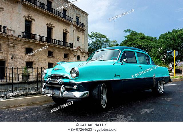 Cuba, Havana, Plaza de Armas, classic car