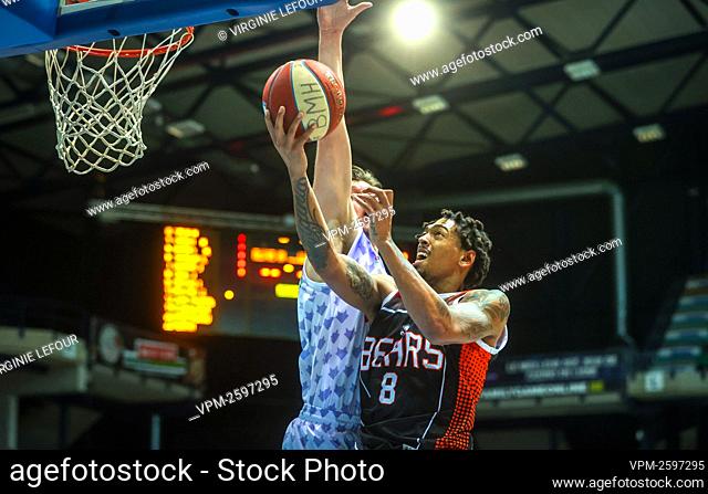 Mons' Sander Van Caeneghem and Leuven's Jos Heath fight for the ball during the basketball match between Mons-Hainaut and Leuven Bears