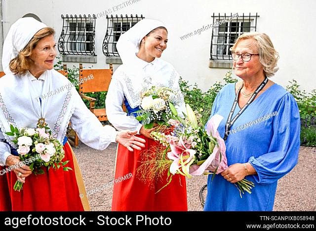 El rey Carl XVI Gustaf junto con la reina Silvia y la princesa coronaria Victoria presentaron a Bitte Börjesson el premio "El Ölänning och el año" en Solliden...