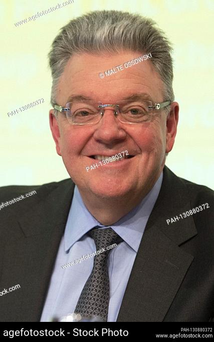 John PEARSON, management member, express), portrait, portrait, portrait, cropped single image, single motif, annual press conference of the Deutsche Post DHL...