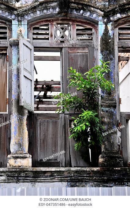 Fassade von altem chinesischem Geschaeftshaus in der Altstadt von George Town, Penang, Malaysia