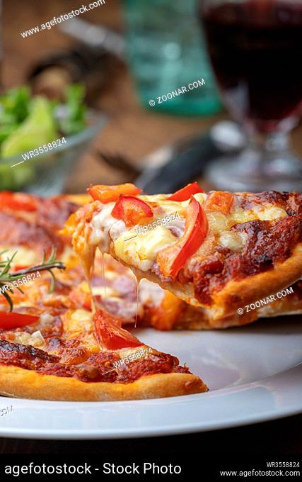 italienische Pizza mit Salat
