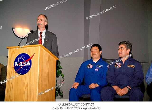 William H. Gerstenmaier, NASA ISS Program Manager, speaks from the lectern in the ballroom of the Gilruth Center at Johnson Space Center (JSC) during the...