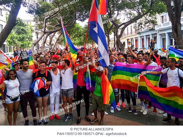 11 May 2019, Cuba, Havanna: Despite a ban in the Cuban capital, many people take part in a demonstration for lesbians and transsexuals