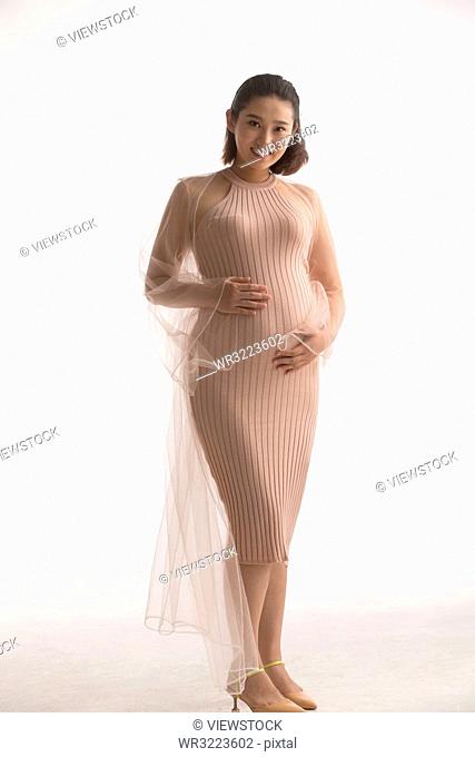 Pregnant women to touch the belly