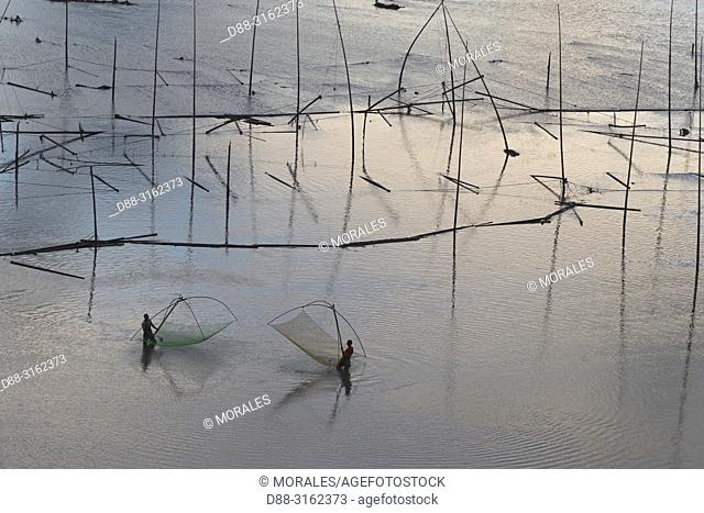 China, Fujiang Province, Xiapu County, Fishermen on foot, shrimp fishing with net