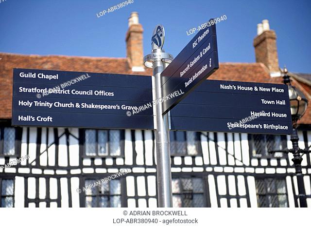England, Warwickshire, Stratford-upon-Avon, A tourist information signpost in Stratford-upon-Avon in front of a medieval half-timbered house