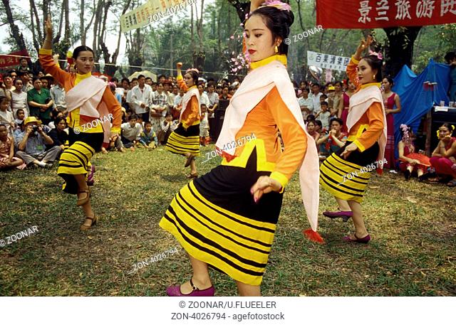 Ein Fruehlingsfest bei Jinghong in Xishuangbanna in der Provinz Yunnan in West China in Ostasien
