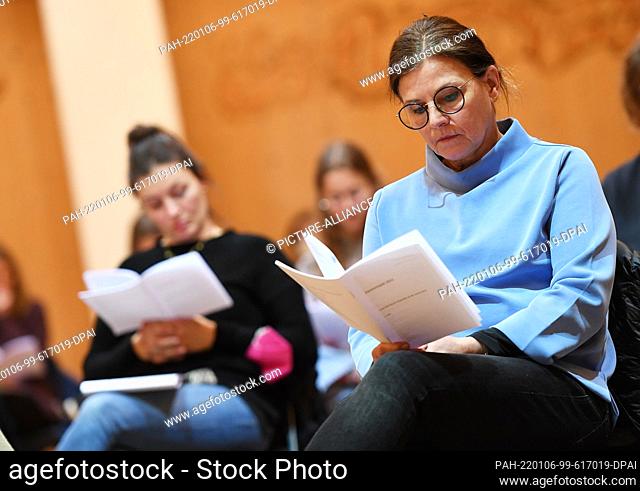 06 January 2022, Bavaria, Oberammergau: One of the two Maria performers Andrea Hecht (r) follows the text during the reading rehearsal for the 42nd Passion Play...
