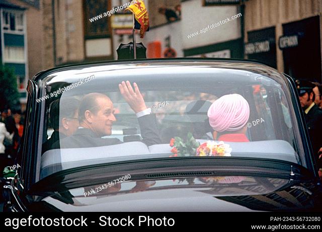 Queen Elizabeth II. and Prince Philip (waving) in a limousine with panorama windowsin Bonn on 22 May 1978. | usage worldwide
