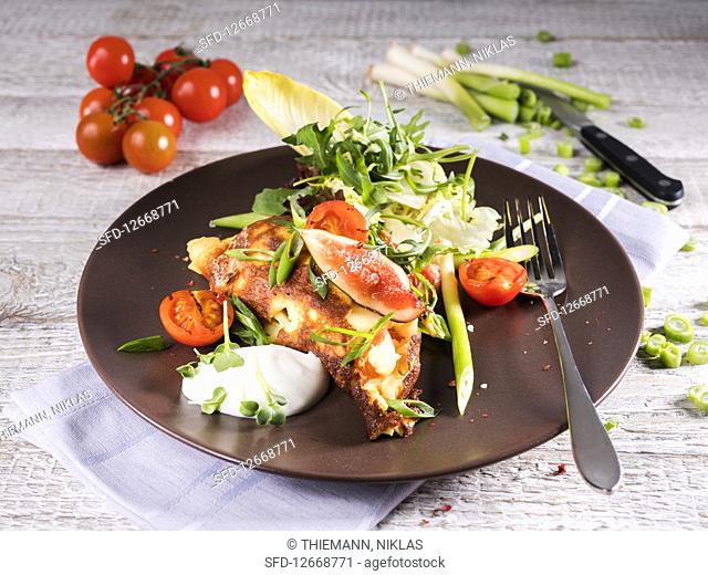 Omelette with tomatoes, arugula, figs, spring onions, sour cream and chicory