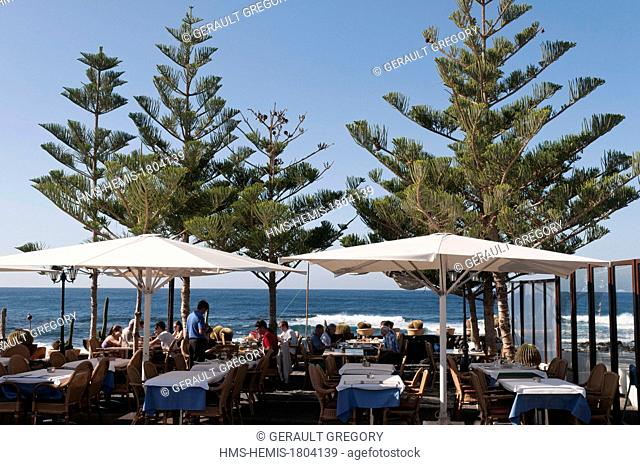 Spain, Canary Islands, Lanzarote Island, El Golfo, terrace facing the sea of the restaurant El Torano