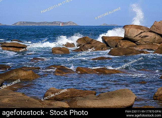 PRODUCTION - 06 October 2022, France, Ploumanach: The coastal section Cote de Granit Rose. The coastal stretch with its reddish rocks is one of the most famous...