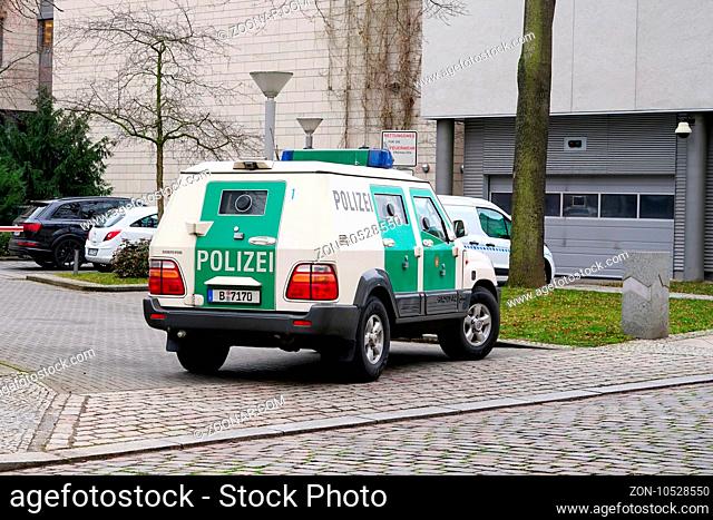 gepanzertes Polizeiauto als Begleitschutz für einen Geldtransport in der Innenstadt von Magdeburg