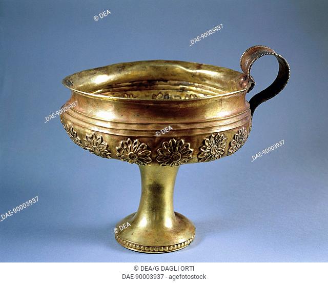 Greek civilization. Goldsmithery. Golden goblet with rosettes. From Mycenae, Grave Circle A, Tomb IV.  Athens, Ethnikó Arheologikó Moussío (National...