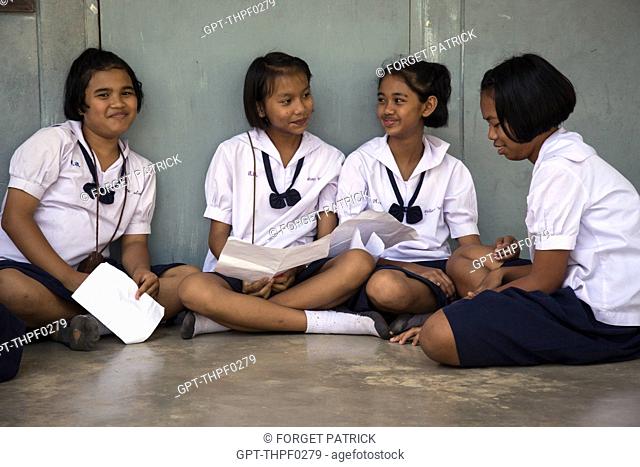 YOUNG GIRLS FROM THE PRIMARY SCHOOL SITTING IN THE COVERED PLAYGROUND, SUAN LUNG SCHOOL, BANG SAPHAN, THAILAND, ASIA