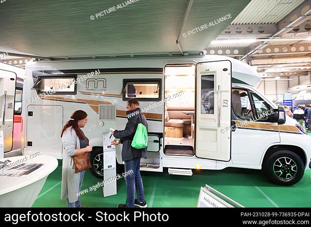 28 October 2023, Thuringia, Erfurt: Visitors get information about a motorhome from the manufacturer Malibu at the stand of ""Faha Cars & Caravans"" at the...
