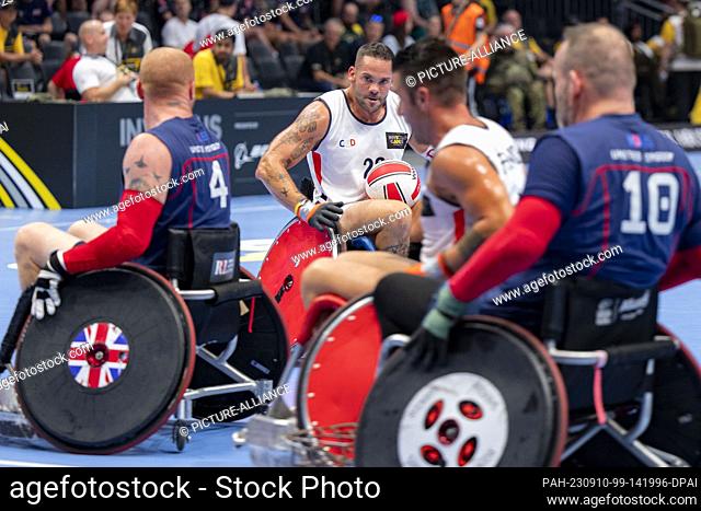 10 September 2023, North Rhine-Westphalia, Duesseldorf: The teams of France (white) and Great Britain (blue) will compete in wheelchair rugby at the Invictus...