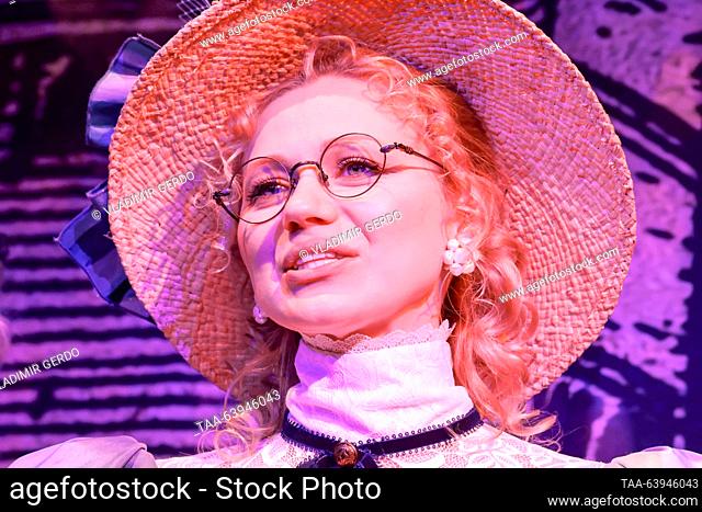 RUSSIA, MOSCOW - 26 de octubre de 2023: Actriz Yekaterina Lisitsyna como Kitty Verdun realiza durante el estreno de la adaptación de Dmitry Astrakhan de la...